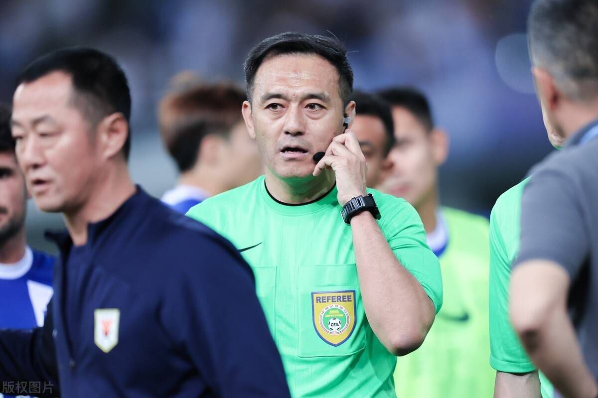 曼联主帅滕哈赫表示，瓦拉内是因病缺席。